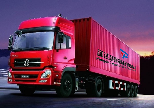 红色危险废料运输车辆